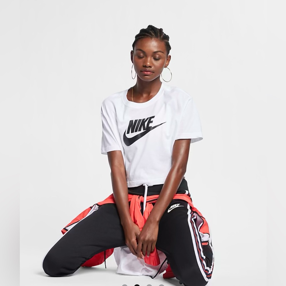 Nike Sportswear Essential Women's Cropped Logo T Shirt Medium - Picture 2 of 5